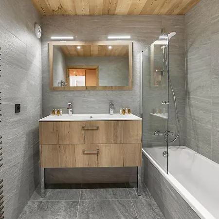 Apartment T3 A Courchevel, Emplacement Ideal A 100m Du Front De Neige, Parking Et Wifi Inclus - Fr-1-563-74 *